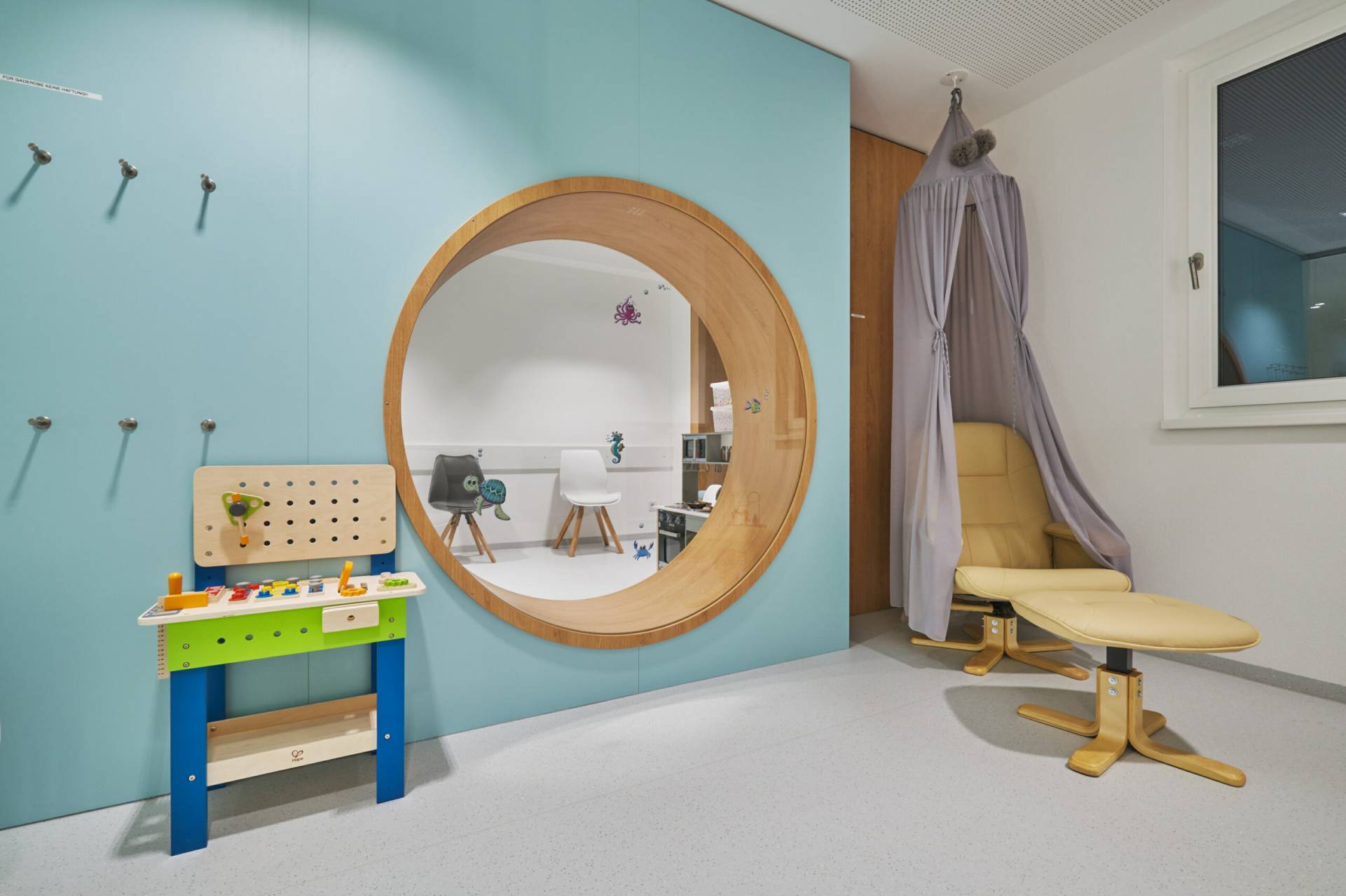 Interieur / Innanrchitektur der Kinderarztpraxis in Bogen für Planquelle, Wartezimmer mit Spielecken