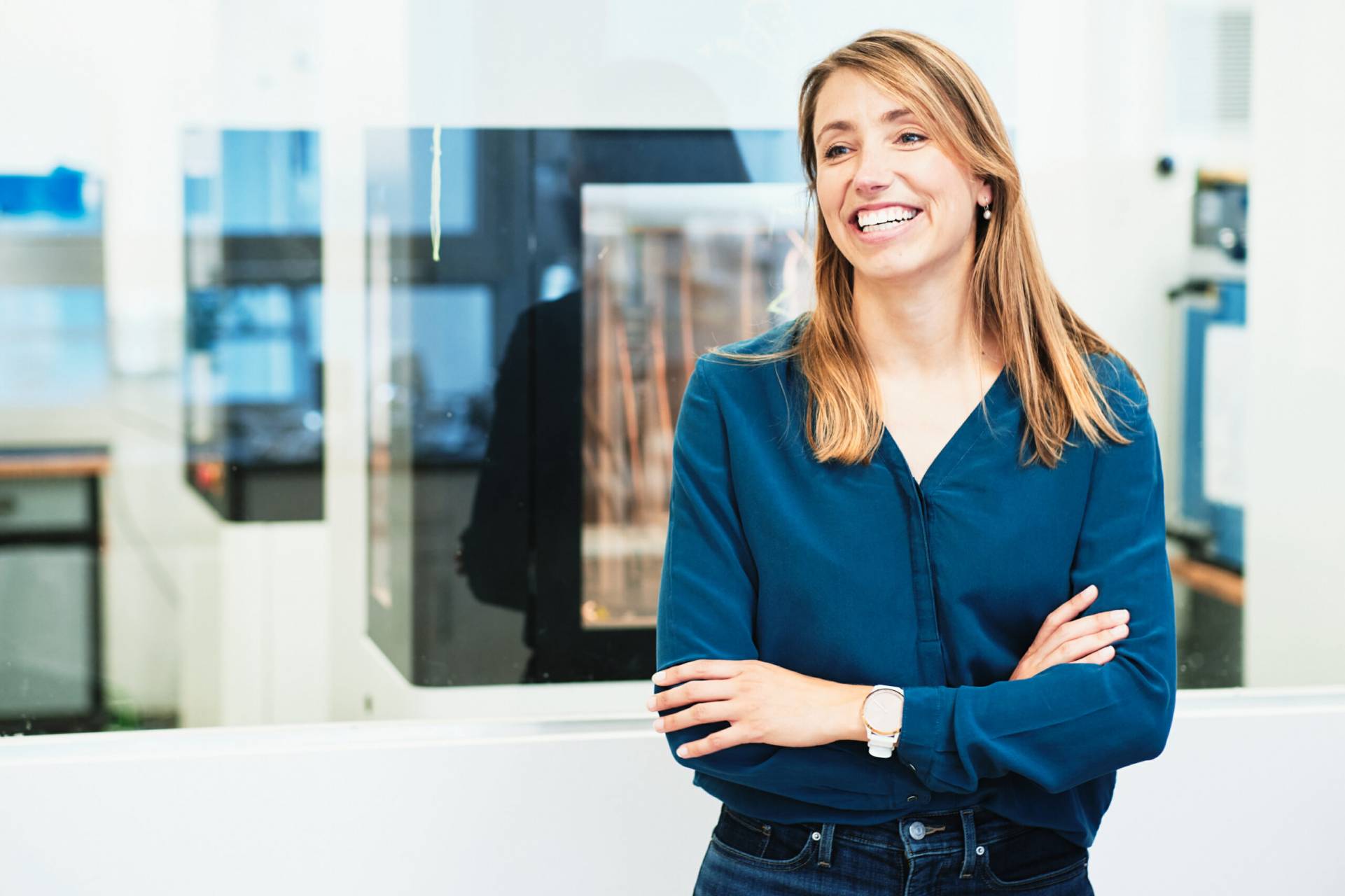 Dreiviertel-Portrait der lächelnden Gründerin einer High-Tech-Firma, Editorial für KontakTUM