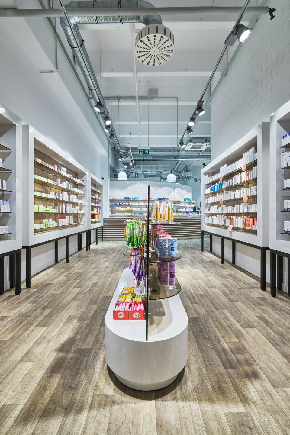 Verkaufsachse der Barbara-Apotheke Ingolstadt mit ovaler Produktgondel und dem Schriftzug APOTHEKE