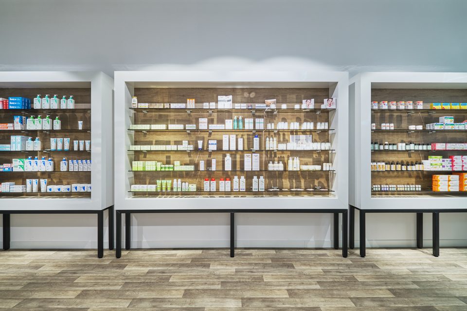Weiterer Blick in die Freiwahl der Barbara-Apotheke mit Inselregal und Industrieleuchten