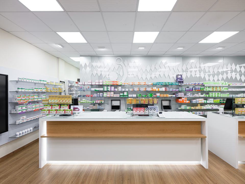 Offizin der Bavaria-Apotheke Bad Abbach mit Tresen, Sichtwahl und heller Regalwand