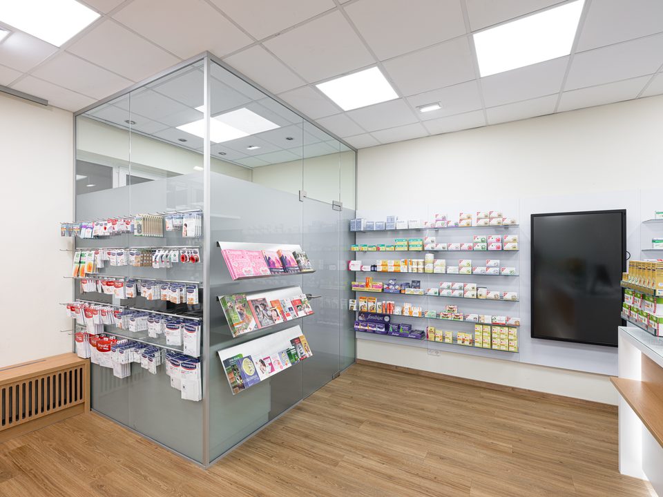 Arbeitsplatz im gläsernen Büro der Bavaria-Apotheke Bad Abbach hinter der Offizin