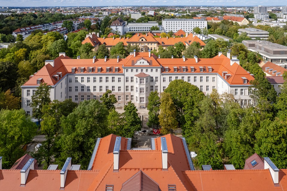 Erhöhte Aufnahme über die Dachlandschaft des Klinikums Schwabing mit orangen Ziegeln