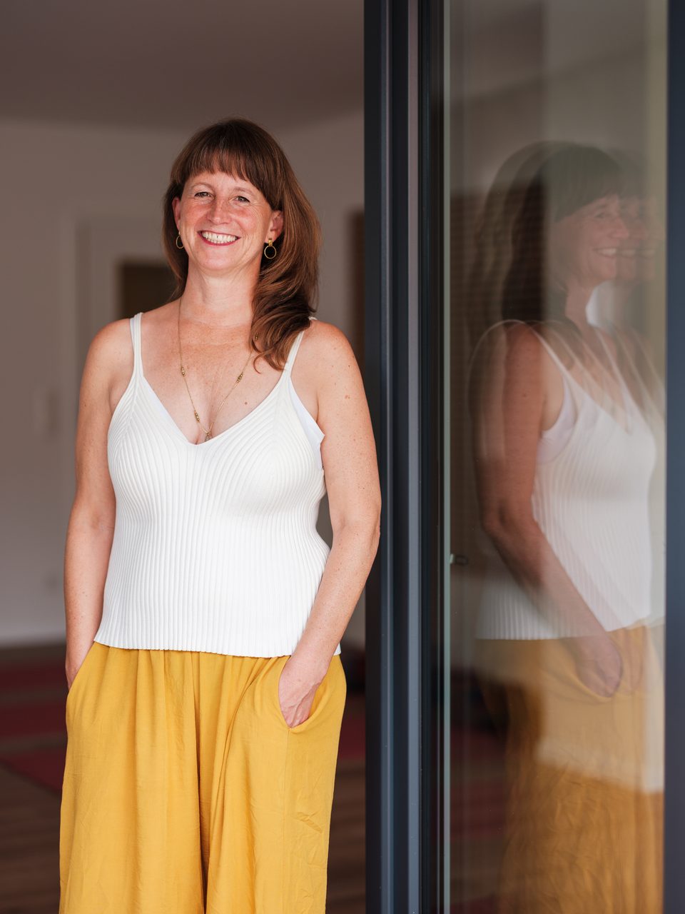 Portrait einer Yogalehrerin des Yogastudios Das Studio in Regensburg