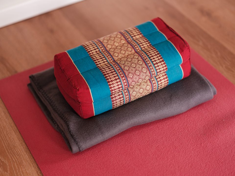 Yogamatte, Decke und Kissen als Detailaufnahme im Studio