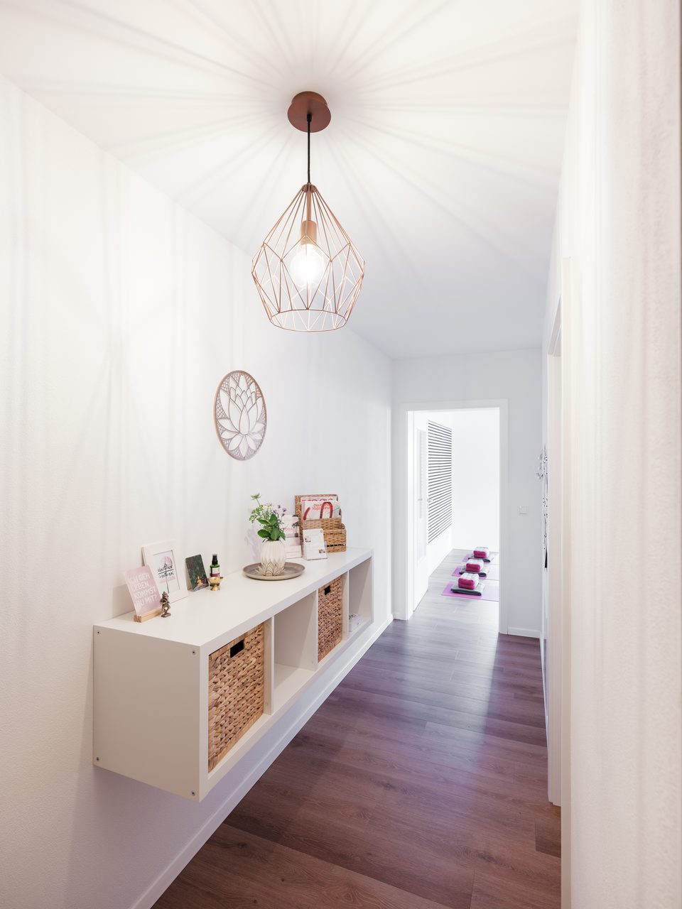 Vorraum des Yogastudios Das Studio mit Lichtspiel an der Decke