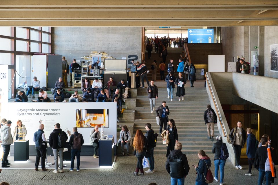 Volles Foyer der Universität Regensburg mit Ausstellerständen und Teilnehmenden zwischen den Programmpunkten
