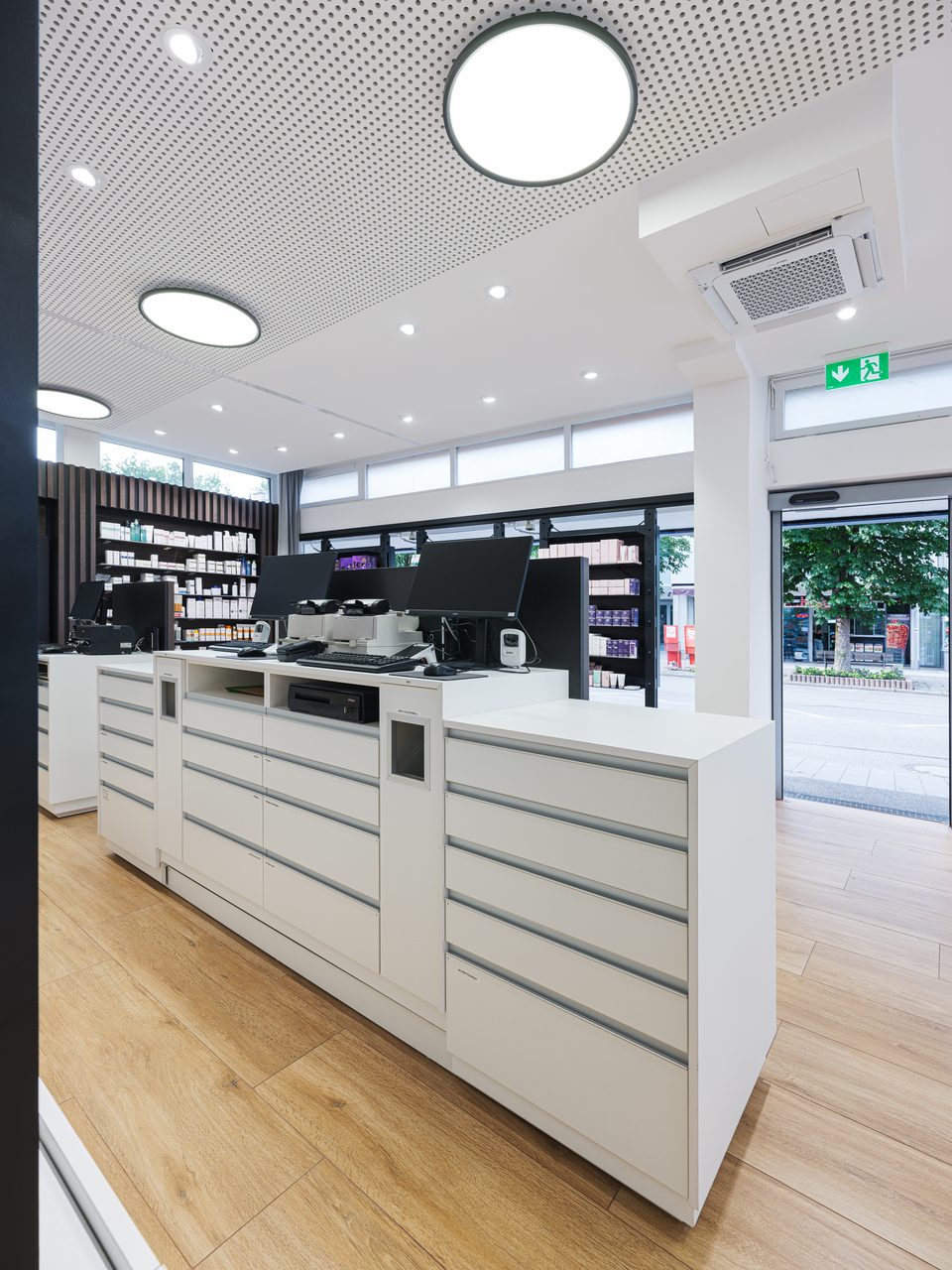 Offizin mit verstellbarem Arbeitsbereich der Engel-Apotheke
