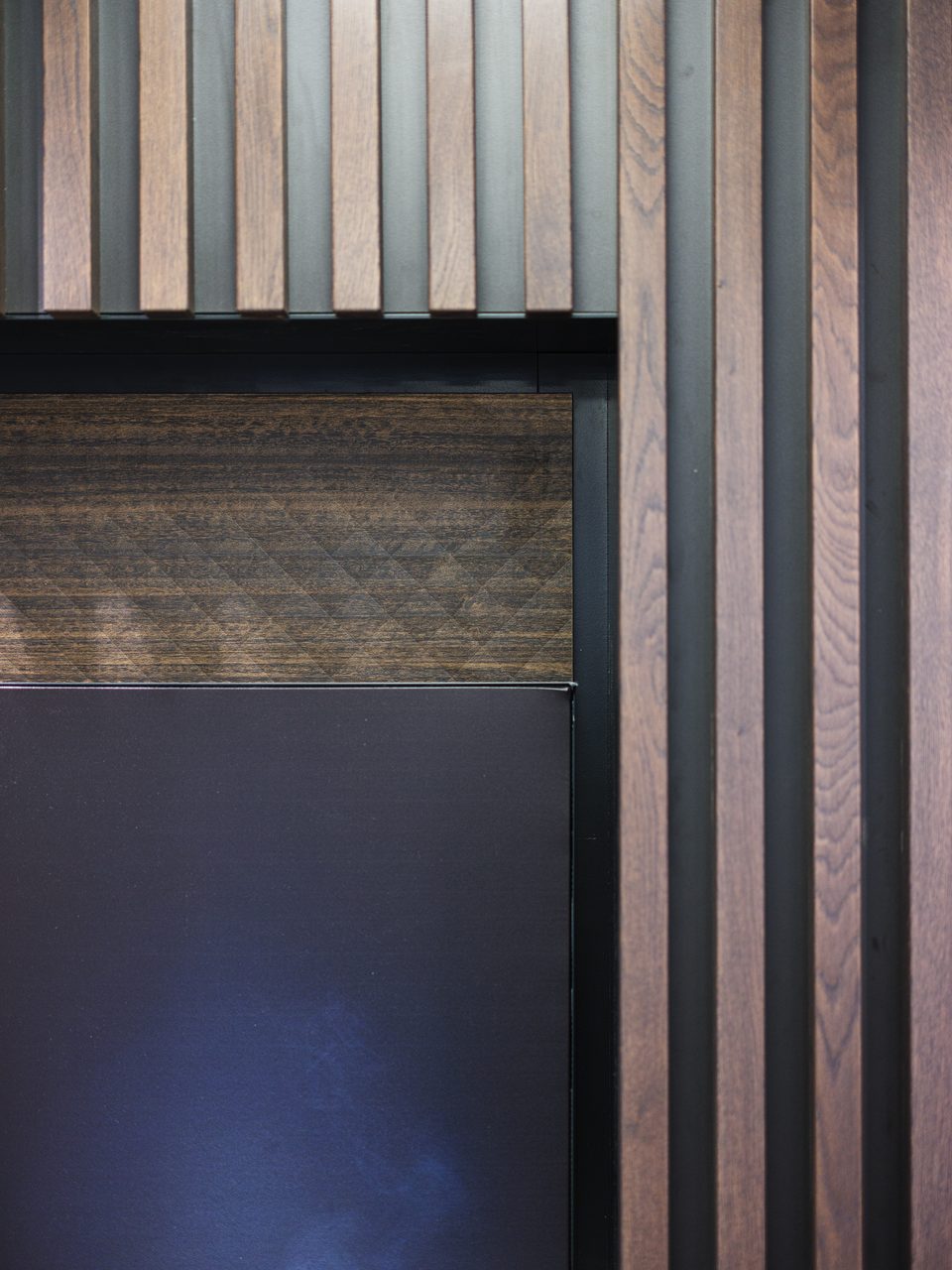 Holzrelief als Wandapplikation in der Offizin der Engel-Apotheke Planegg
