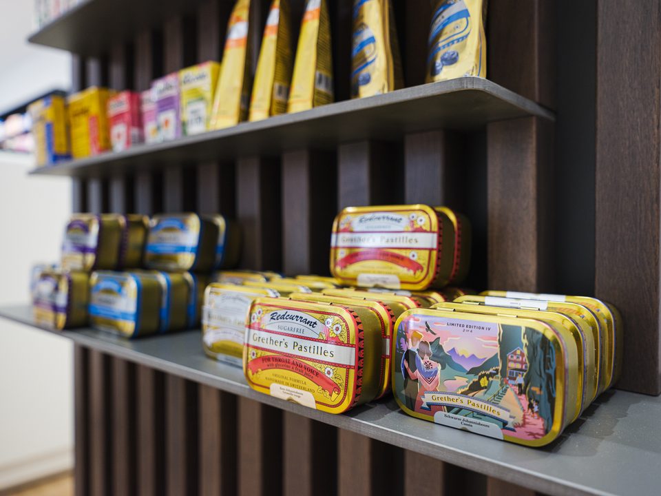 Freiwahlregal der Engel-Apotheke Planegg mit Metallschachteln für Pastillen