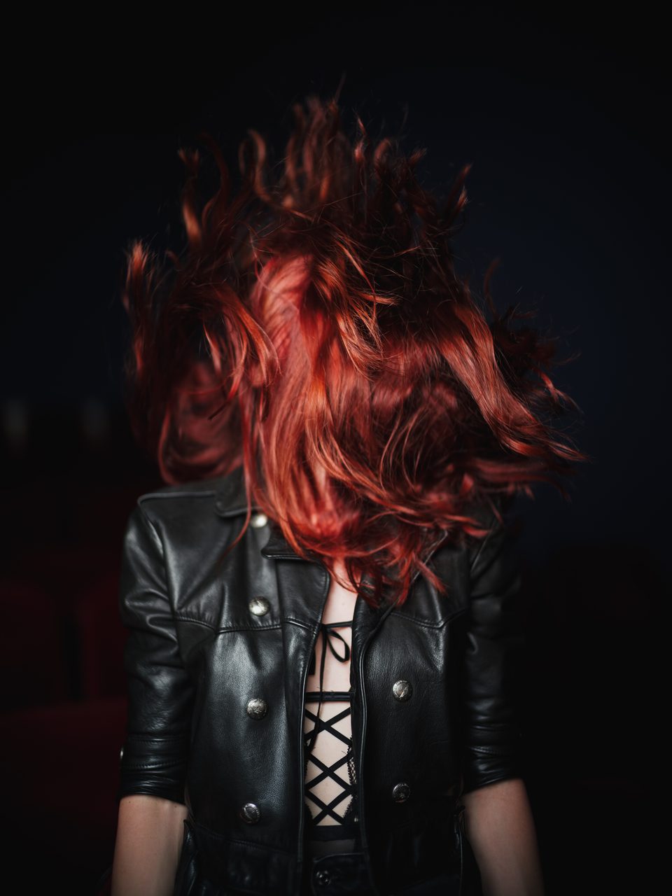 Rote, lange Haare wild im Turmtheater Regensburg