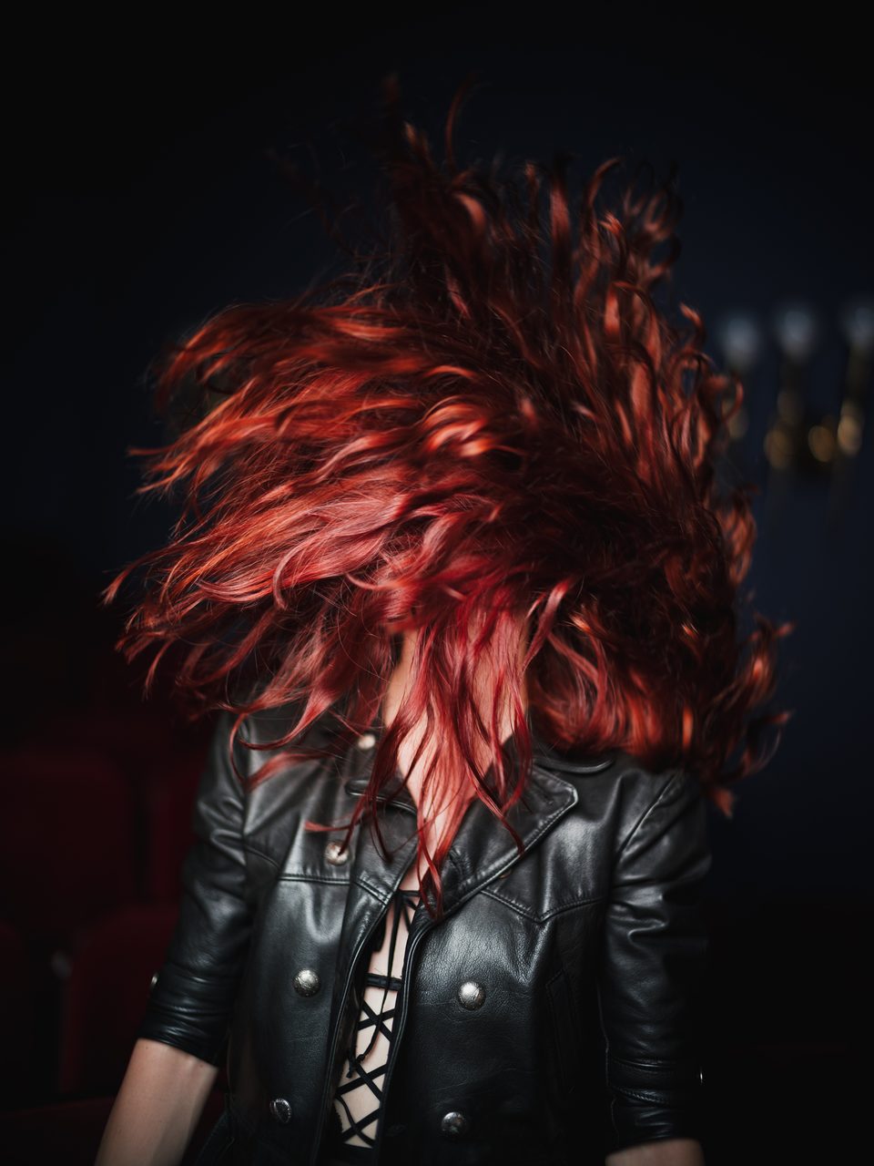 Rote, lange Haare wild im Turmtheater Regensburg