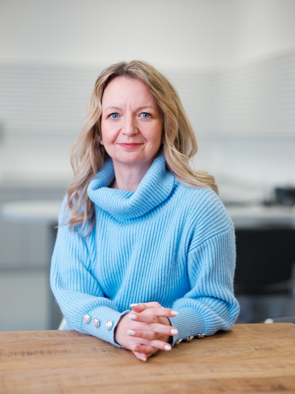 Portrait einer Hörgeräteakustikerin in ihren Geschäftsräumen in Nürnberg