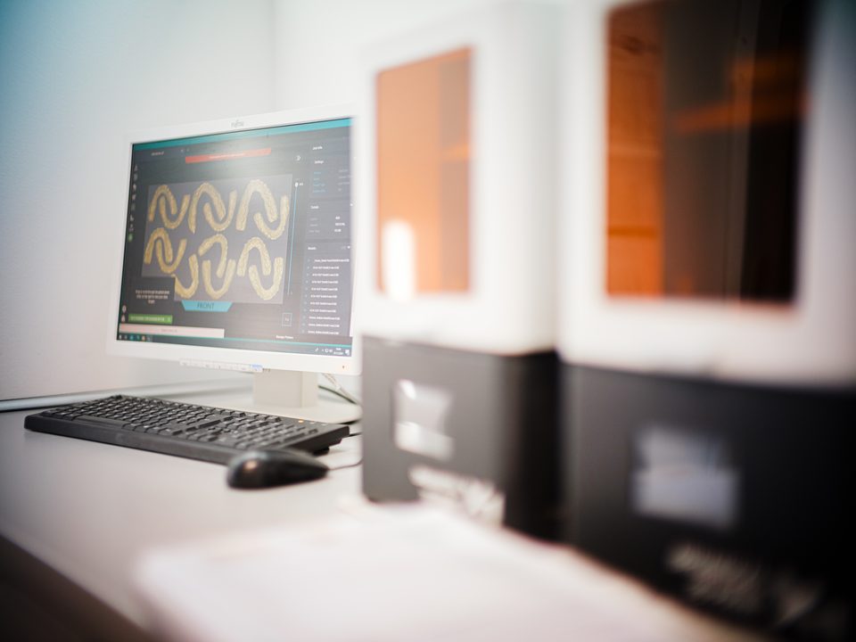 Bildschirm mit 3D-Zahnmodellen am Arbeitsplatz in der Alignerschienen-Produktion