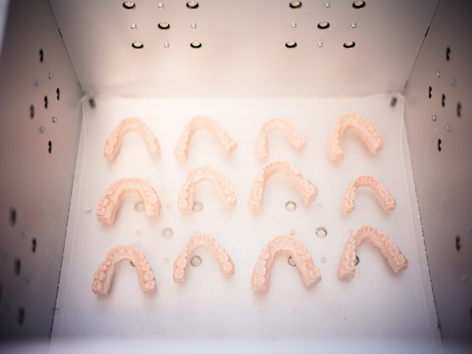 Mehrere 3D-gedruckte Zahnmodelle in einer Reinigungskammer