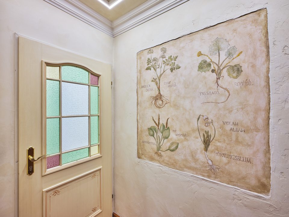 Historische Wandbemalung als Detail in der modernisierten Löffl’schen Apotheke