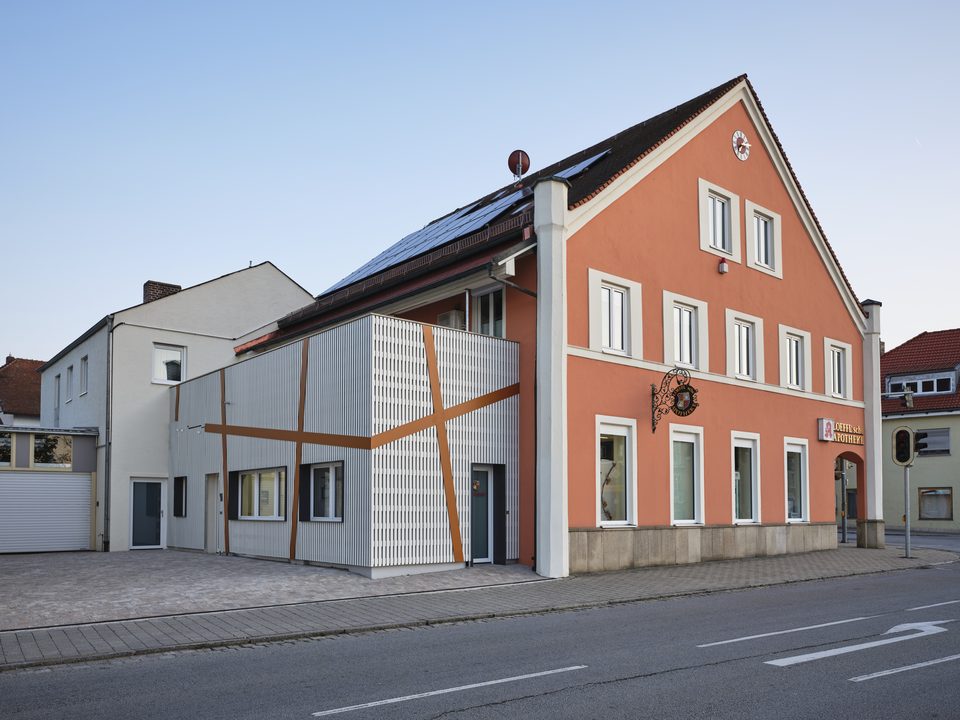 Moderner gläserner Anbau an der historischen Fassade der Löffl’schen Apotheke Schörfling