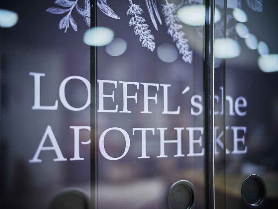 Schriftzug der Löffl’schen Apotheke an der historischen Fassade in Schörfling