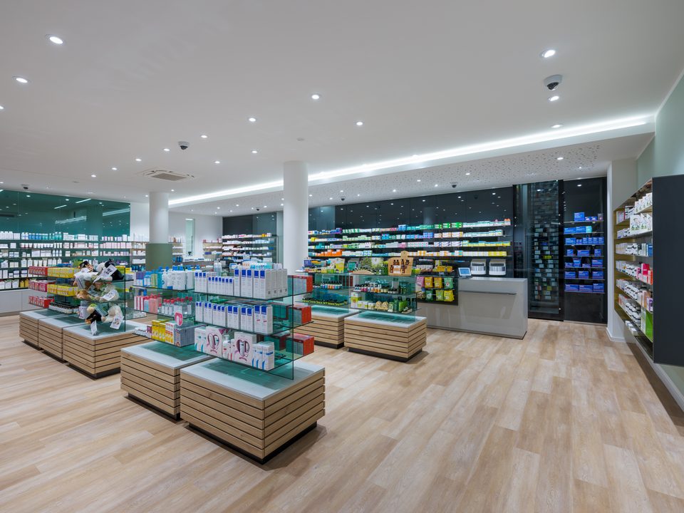 Modern gestalteter Verkaufsraum mit Gondeln der Marienapotheke