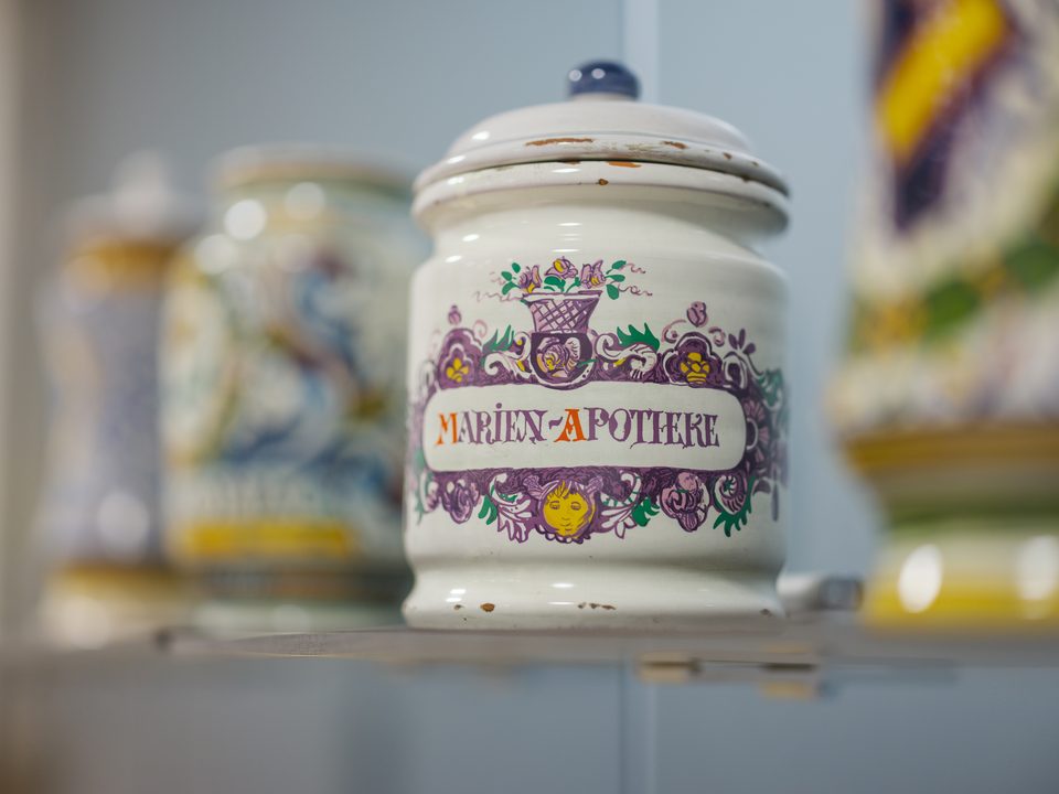 Detailaufnahme einer historischen Keramikdose in der Marienapotheke