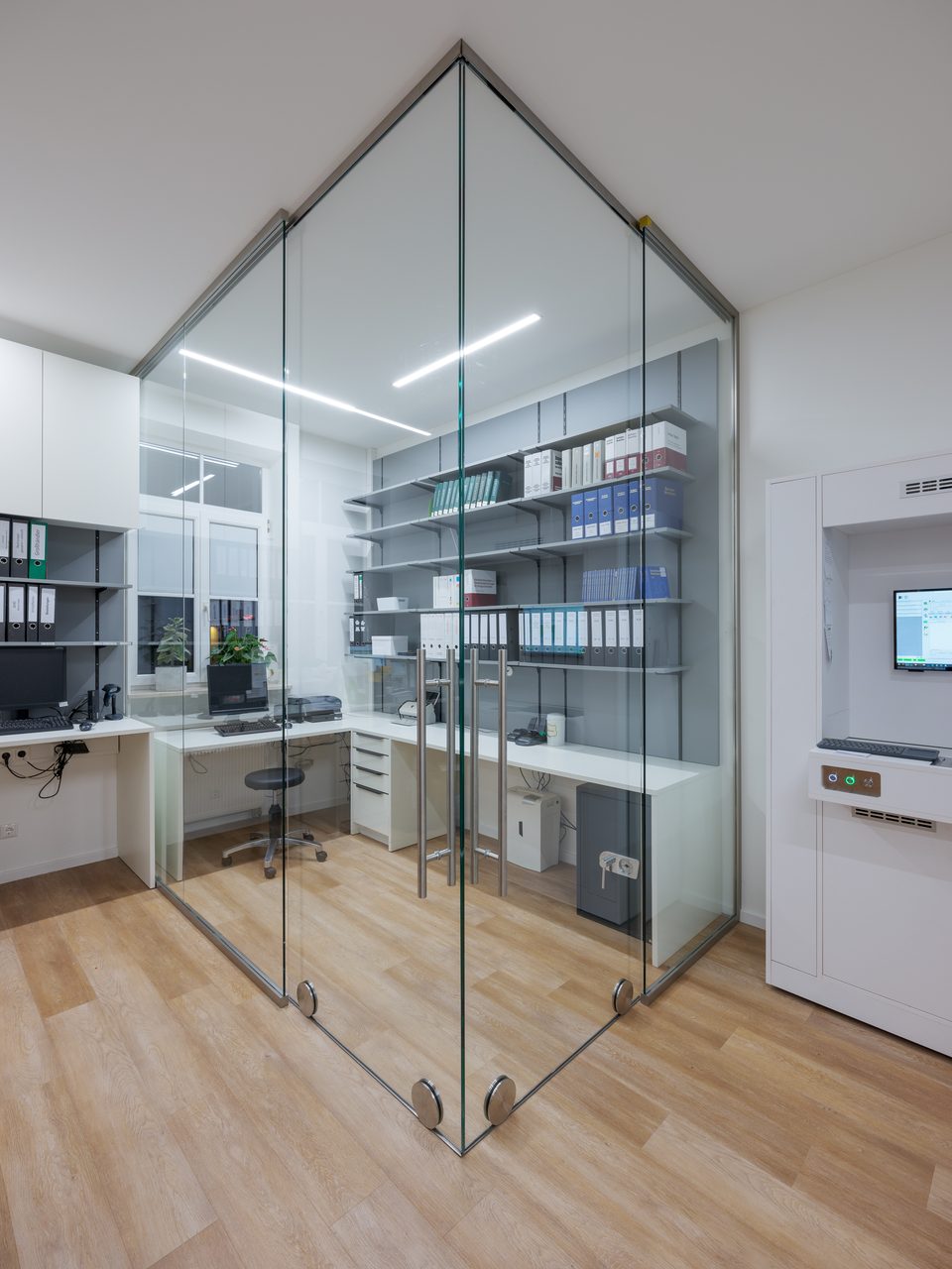 Büro im verglasten Backoffice der Marienapotheke Moosburg