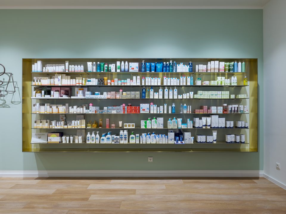 Gefülltes Regal im Verkaufsraum der Marienapotheke Moosburg
