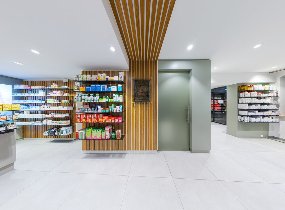 Durchgang zum Beratungszimmer der Marienapotheke Schongau mit Holzlamellen und Marienbild