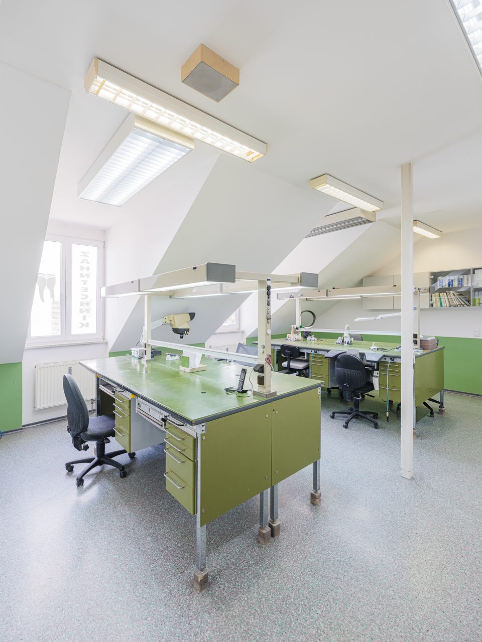 Weitwinkel in den Laborraum mit mehreren Arbeitsplätzen und klarer Ordnung