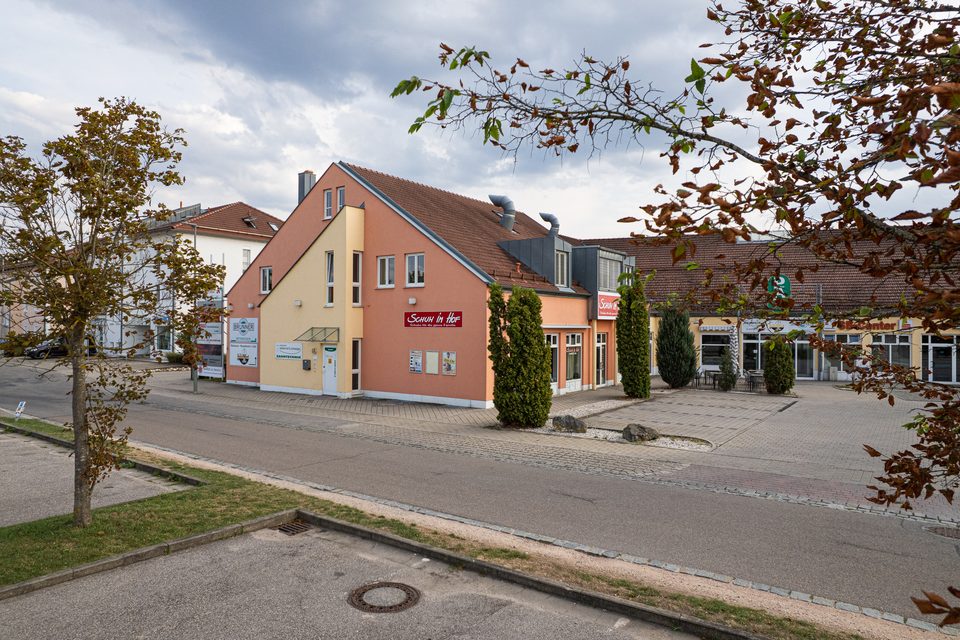 Außenansicht des Regenstauf-Labors mit Schild Zahntechnik Julian Peppel an der gelben Fassade