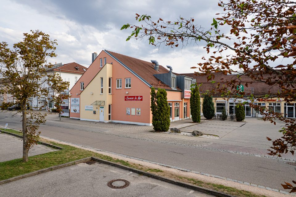 Außenansicht des Regenstauf-Labors mit Schild Zahntechnik Julian Peppel an der gelben Fassade