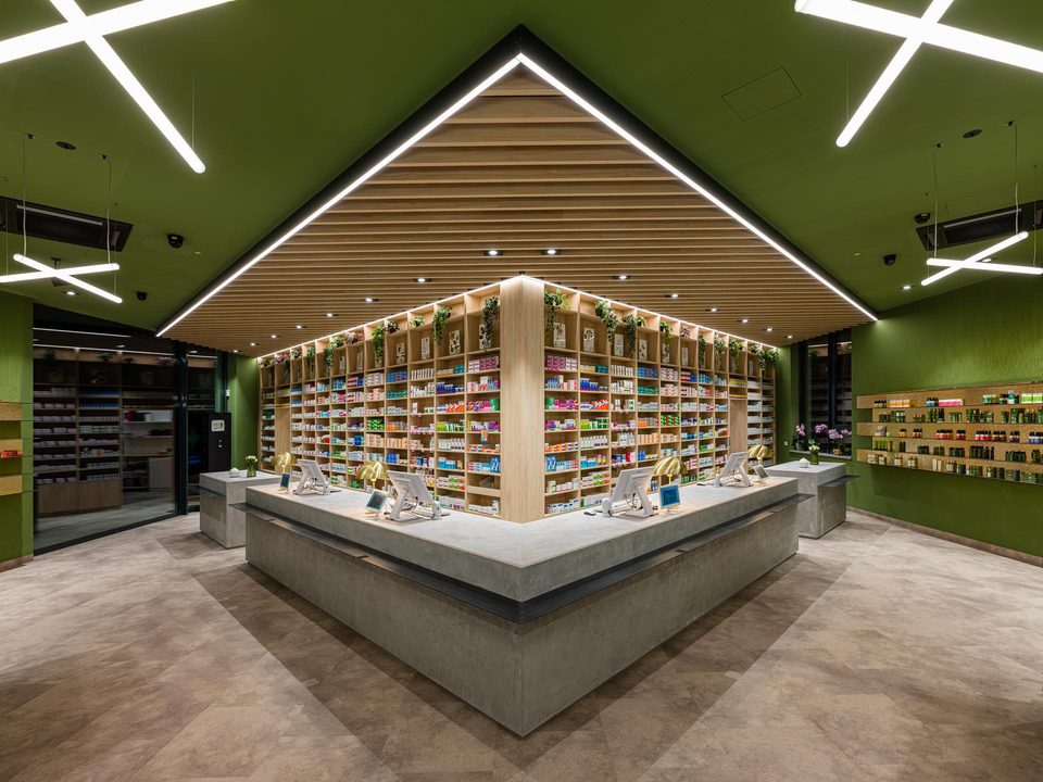 Offizin der Postapotheke Vilshofen mit grüner Decke, Holzregal und Betontresen