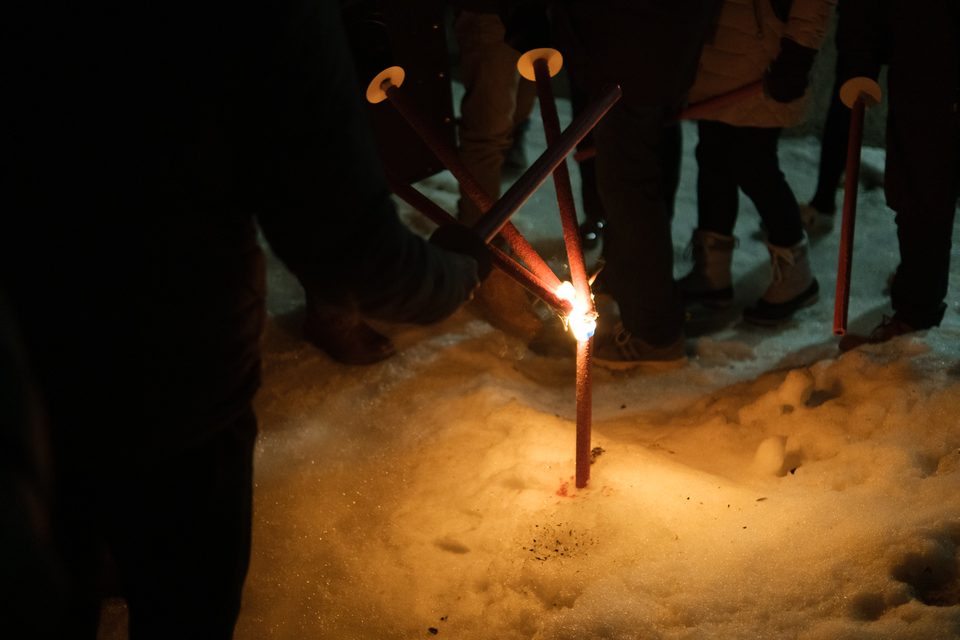 Entzündung der Fackeln für eine Fackelwanderung im Allgäu