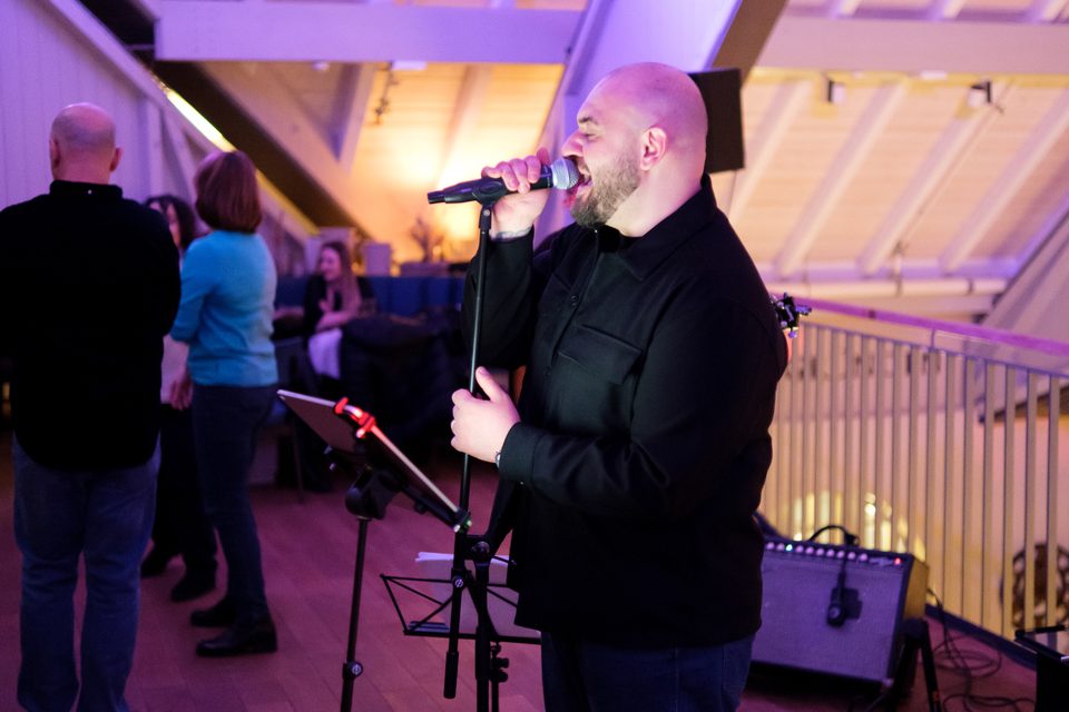 Porträt des Sängers mit Mikrofon beim Produktlaunch im Allgäu