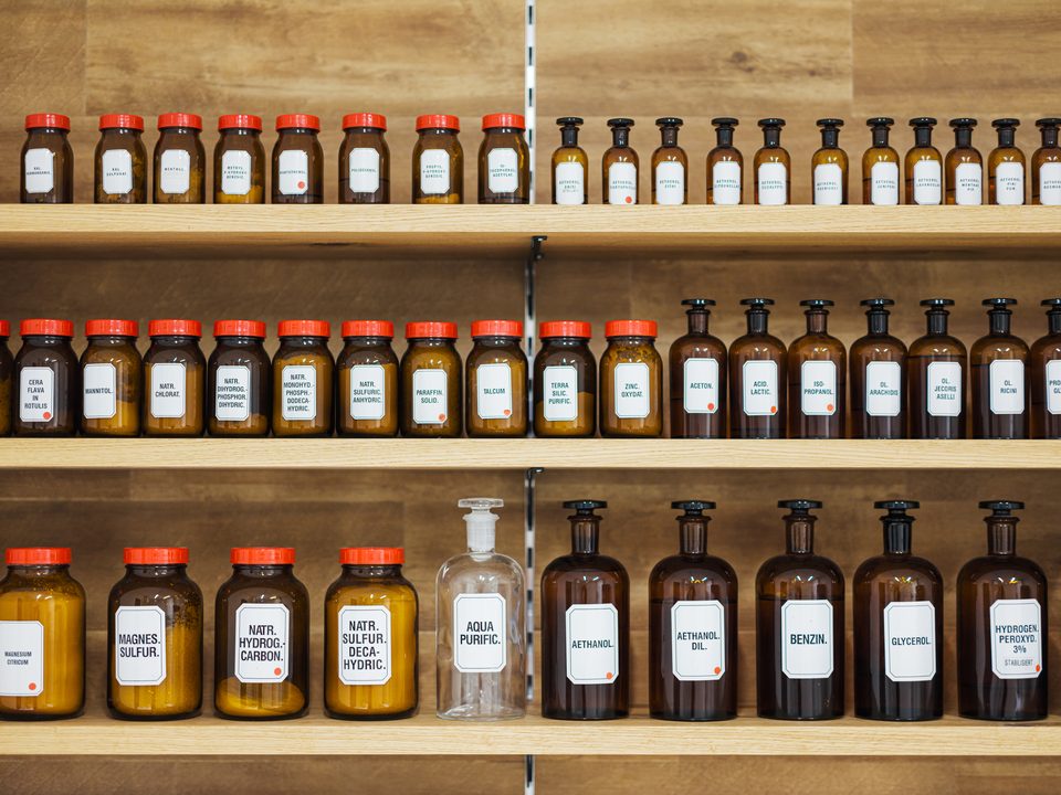 Regal mit Arzneimittelfläschchen in der Offizin der Salven-Apotheke Söll