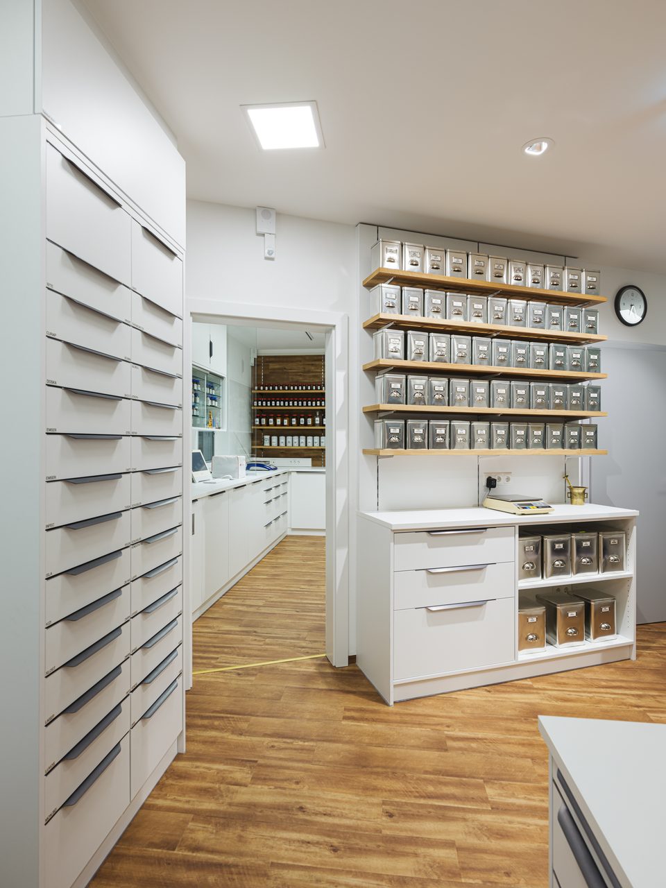 Backoffice mit Ordnungssystemen der Salven-Apotheke Söll