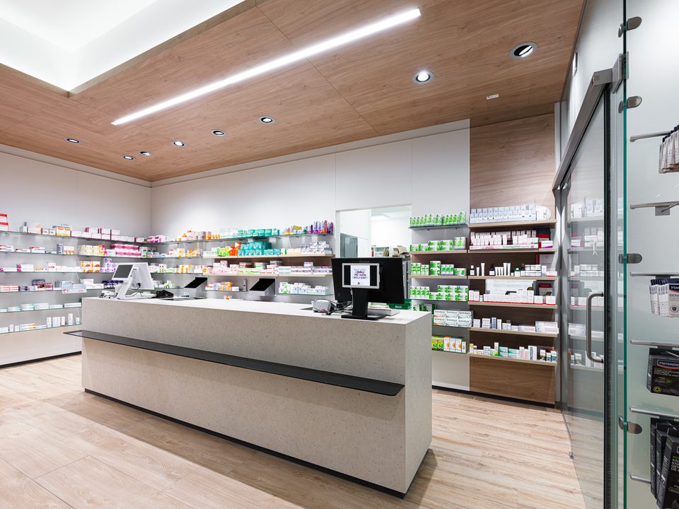 Offizin der Stadtapotheke mit LED-Lichtleiste und Spots, Innenarchitektur von Planquelle