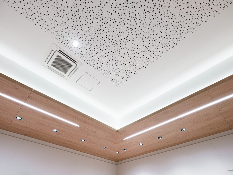 Deckendetail mit Holzdekor und LED-Spots in der Stadtapotheke Neustadt an der Donau