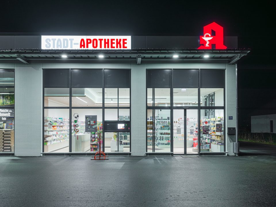 Nachtaufnahme der Fassade der Stadtapotheke Neustadt an der Donau
