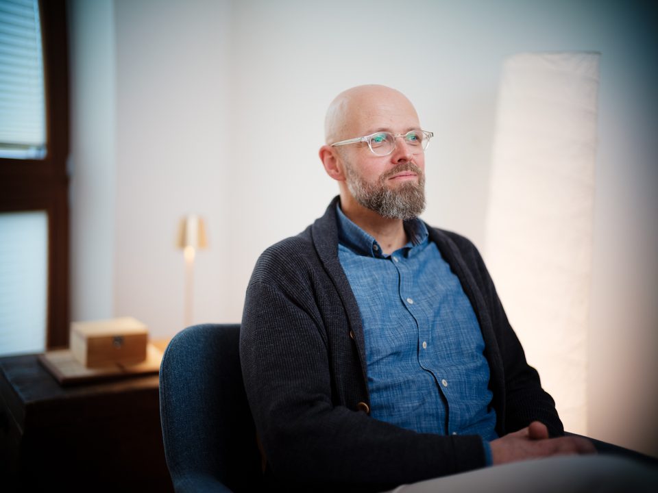 Brustporträt von Coach Timo Jansen in seiner Praxis in Eilsbrunn