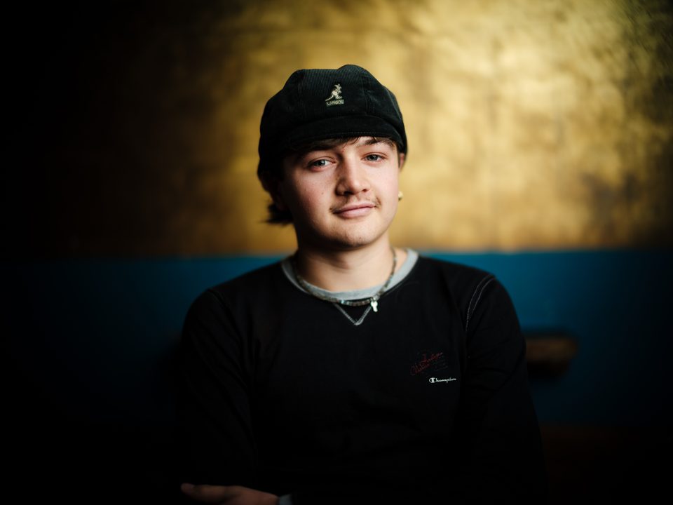 Junger Mann mit dunkler Mütze, porträtiert in der Vinyl Bar Regensburg