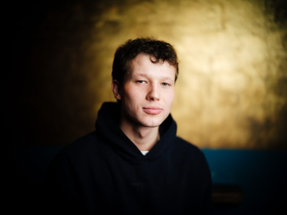 Junger Mann im dunklen Hoodie, Vinyl Bar Regensburg