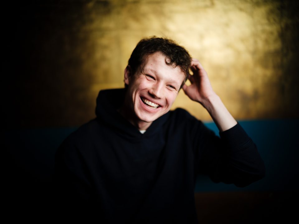 Junger Mann im dunklen Hoodie, Blick zur Seite, Vinyl Bar Regensburg