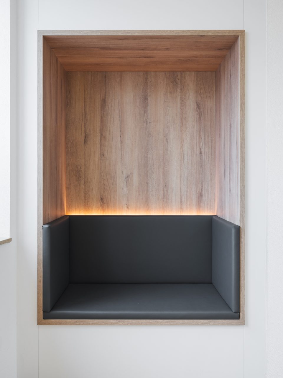 Sitznische in der Wand, Zahnarztpraxis Dr. Graf in Straubing, Interior von Planquelle