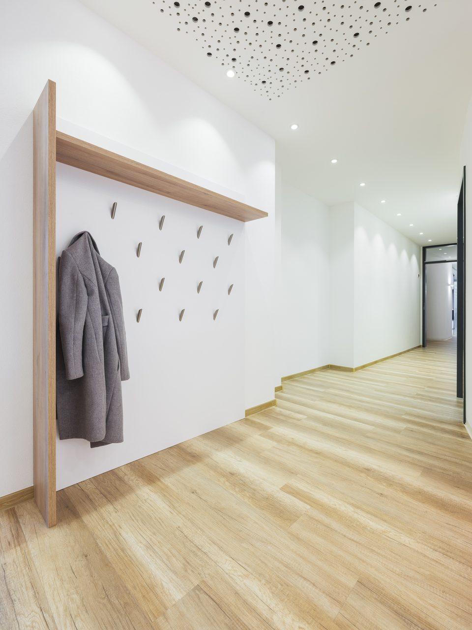 Garderobe mit Mantel und Blick in den Flur der Zahnarztpraxis in Straubing
