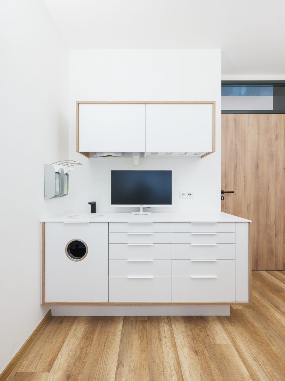 Aufbewahrungssystem im Behandlungszimmer der Praxis Dr. Graf