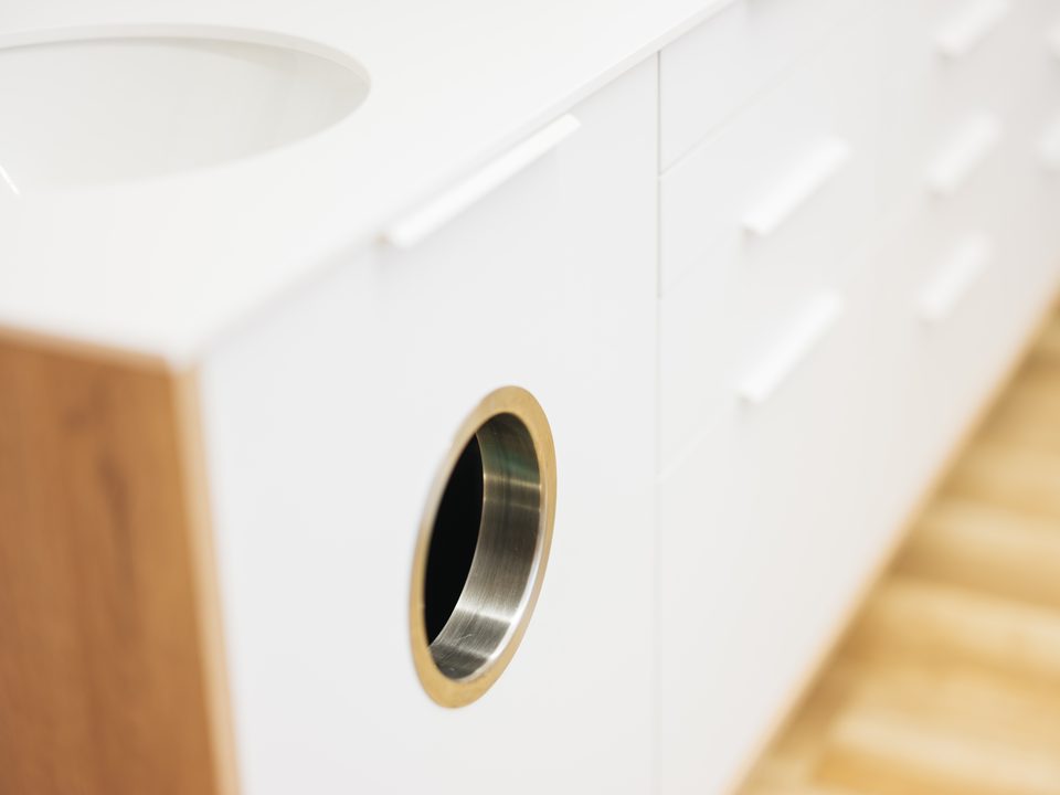 Eingebauter Schrank im Behandlungszimmer der Zahnarztpraxis Straubing