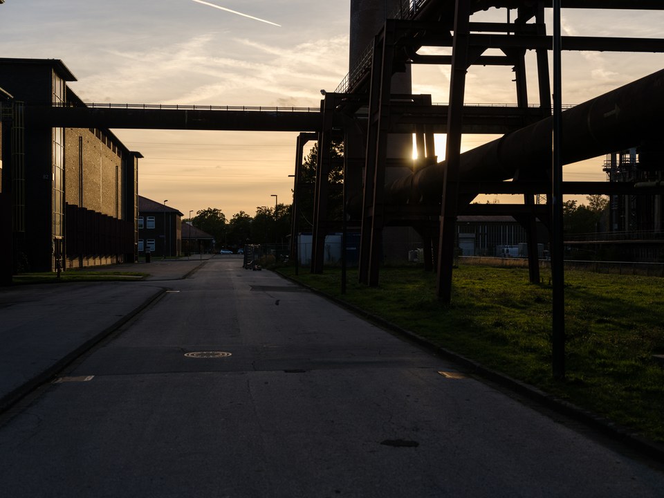 Abendsonne über den Stahlbrücken und Rohrleitungen der Zeche Zollverein