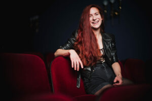 Regisseurin und Theaterschaffende mit langen, roten Haaren im Turmtheater Regensburg