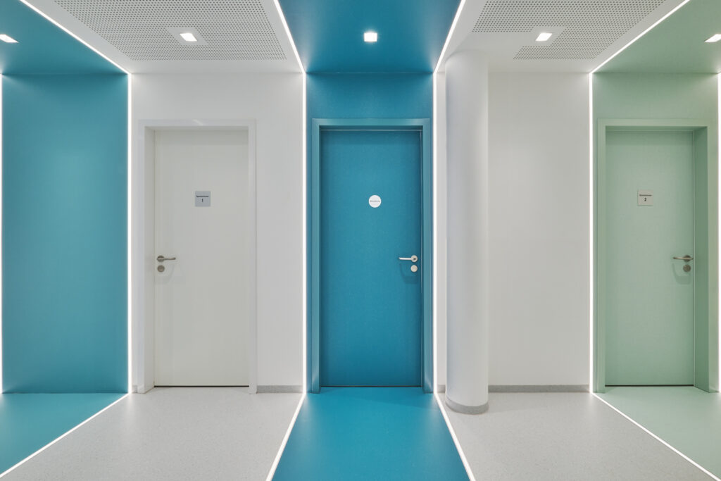 Interieur / Innanrchitektur der Kinderarztpraxis in Bogen für Planquelle, Eingangstüren zu Büros und Behandlungszimmern mit LED-Streifen und Farbkontrasten