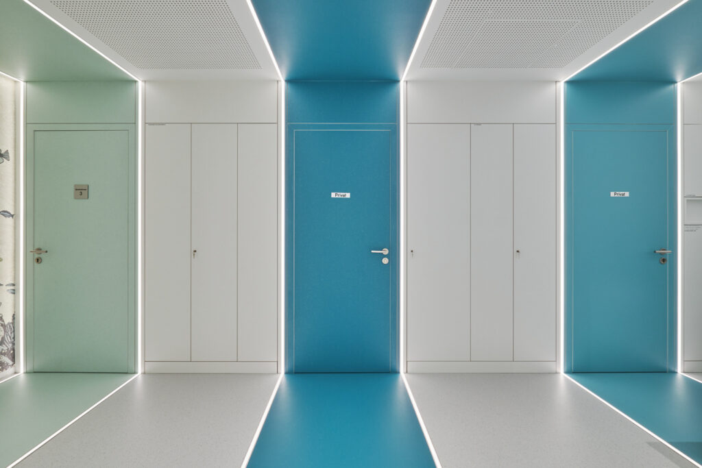 Interieur / Innanrchitektur der Kinderarztpraxis in Bogen für Planquelle, Eingangstüren zu Büros und Behandlungszimmern mit LED-Streifen und Farbkontrasten